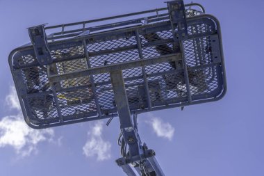 Mavi gökyüzünün altında Kiraz Toplayıcı Turna