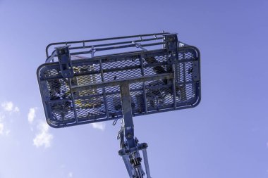 Mavi gökyüzünün altında Kiraz Toplayıcı Turna