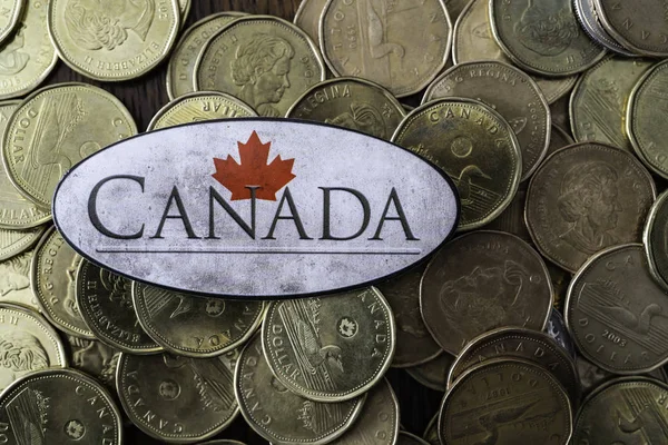 Pièces canadiennes d'un dollar avec un drapeau canadien — Photo
