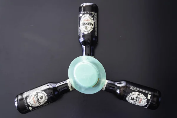 23. března 2019 - Calgary, Alberta Kanada - Guinness Stout lahve se zeleným kloboukem — Stock fotografie