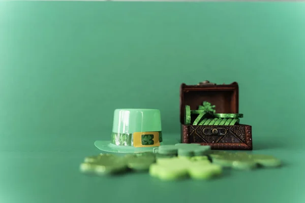 Zielony kapelusz z koniczyną i zielonymi monetami - koncepcja Dnia Świętego Partricka — Zdjęcie stockowe