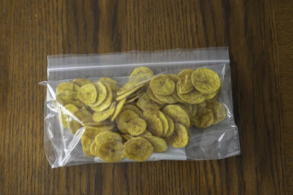 Chips de banana nigeriana mantidos frescos em saco de plástico — Fotografia de Stock