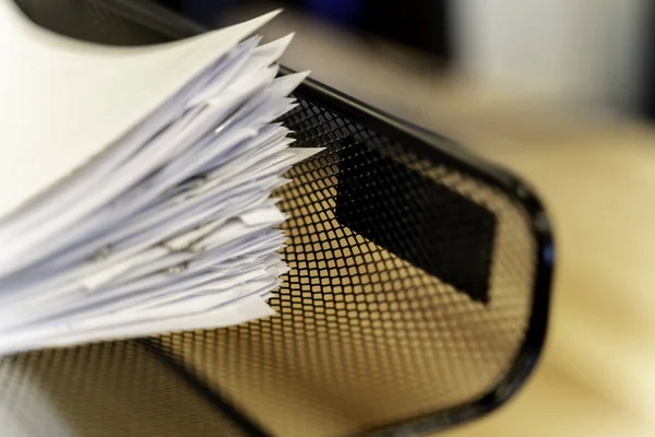 Pile de document papier dans le bureau Dans le plateau au travail — Photo