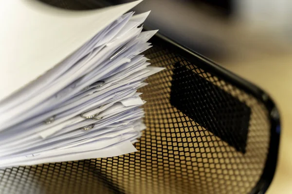 Pilha de documento em papel no escritório Na bandeja no trabalho — Fotografia de Stock