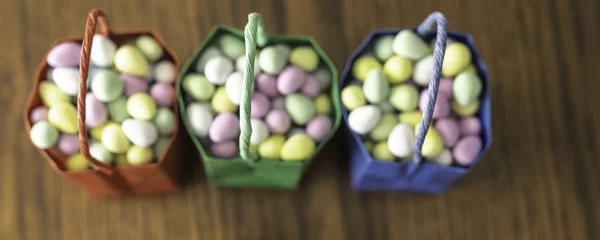 Easter Egg em forma de doces em sacos para Easter Egg Hunt — Fotografia de Stock