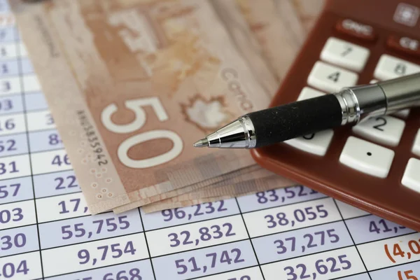 Hesap makinesiyle birlikte kalem üzerinde Kanada Doları Notları — Stok fotoğraf