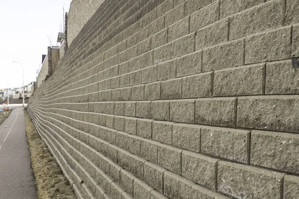 Mur de retenue dans la rue City Urban pour éviter que la terre ne se lave — Photo