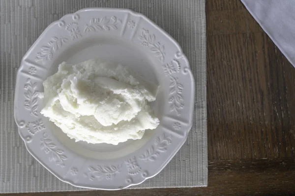 Nigeryjski Pounded Yam na białym talerzu gotowy do jedzenia — Zdjęcie stockowe