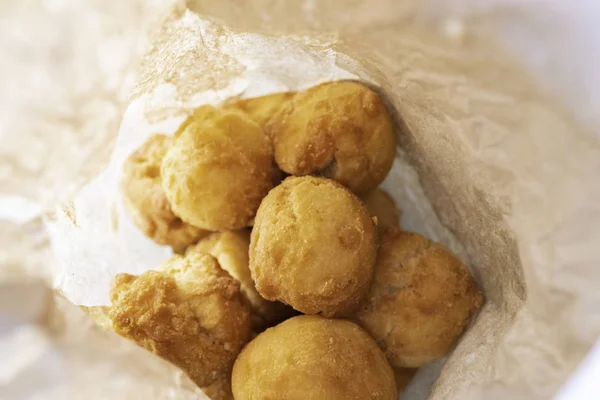 Pães fritos nigerianos em um saco de papel — Fotografia de Stock