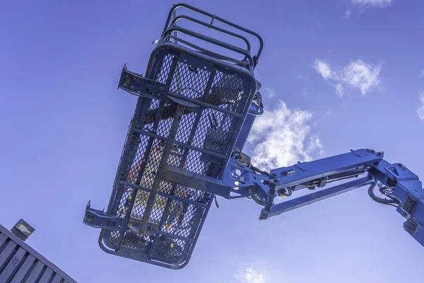 Cherry Picker Crane Underneath blue clear skies — Stock Photo, Image