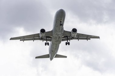 Uçak havaalanına varmak üzere.