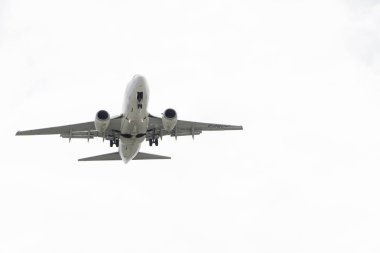 Uçak havaalanına varmak üzere.