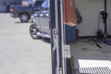 Otoparkta kamyoneti olan açık bir karavan.