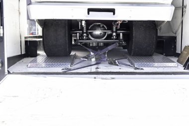 Karavandaki kalkış yarış arabasında ekstra geniş lastik.