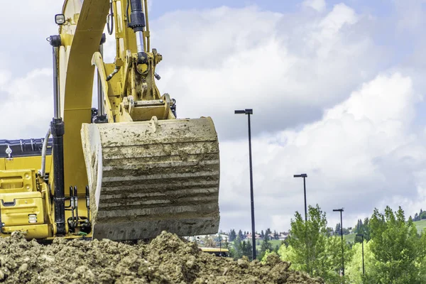 Excavatrice creuser sur le site de contruction pour un nouveau bâtiment — Photo