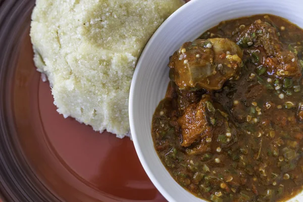 Ragoût nigérian épicé Okro et poivre servi avec Eba prêt à manger — Photo