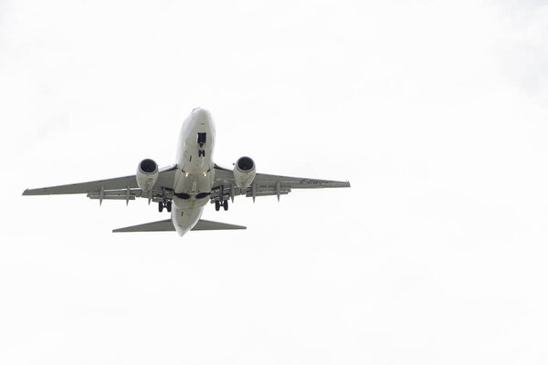 Самолет прибывает в аэропорт назначения
