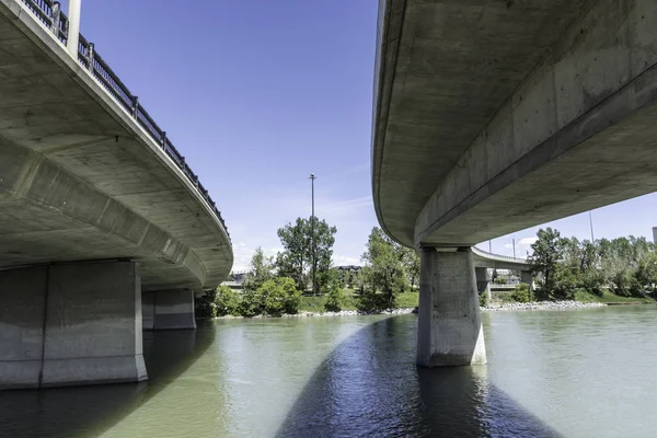 橋の下が川を渡り — ストック写真