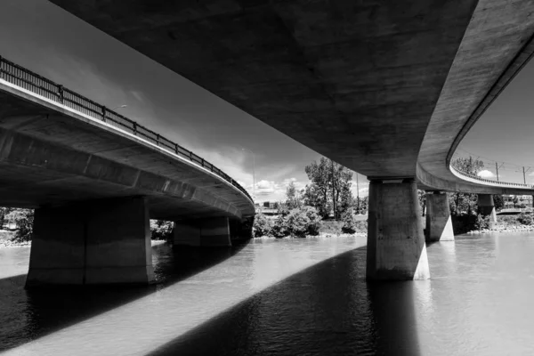 橋の下が川を渡り — ストック写真
