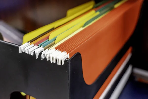 Fichiers suspendus aux couleurs vives utilisés pour organiser des documents dans Office — Photo