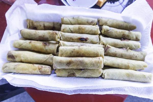 Gefrituurde loempia 's op een feestbuffet — Stockfoto