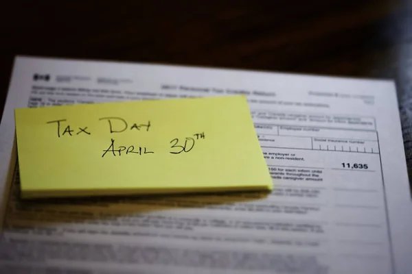 Nota pegajosa en el formulario de impuestos canadiense para mostrar el Día de Impuestos de Canadá — Foto de Stock