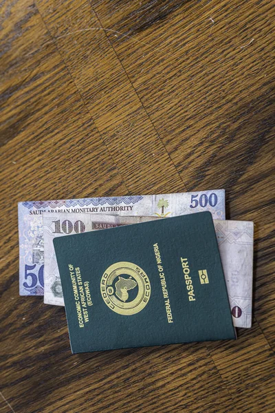 Suudi Riyal Banknotlu Nijerya Pasaportu — Stok fotoğraf