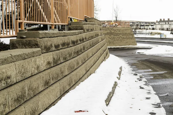 Mur de soutènement en zone résidentielle pour protéger contre l'érosion — Photo