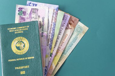 Çeşitli para birimleriyle Nijerya pasaportu