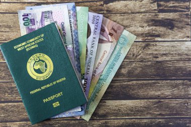 Çeşitli para birimleriyle Nijerya pasaportu