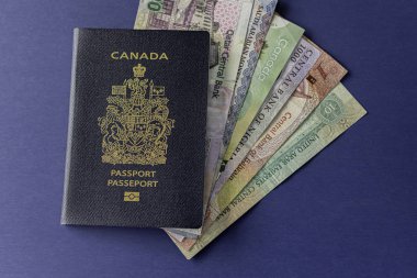 Çeşitli para birimleriyle Kanada pasaportu