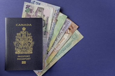 Çeşitli para birimleriyle Kanada pasaportu