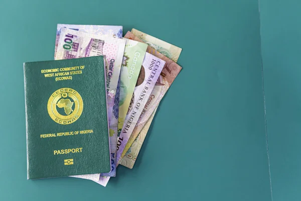 Çeşitli para birimleriyle Nijerya pasaportu — Stok fotoğraf