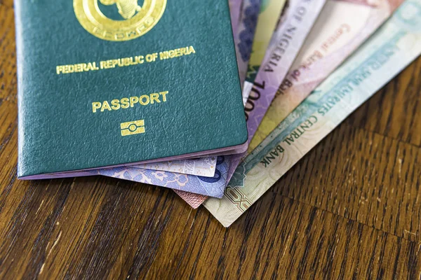 Çeşitli para birimleriyle Nijerya pasaportu
