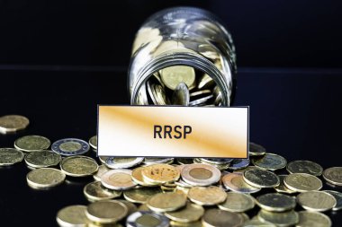 Rrsp işaretli bir şişe bozuk para - Emeklilik ve tasarruf kavramı