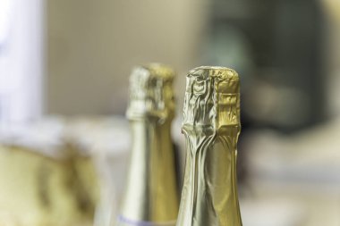 Düğün resepsiyonunda şampanya şişeleri.