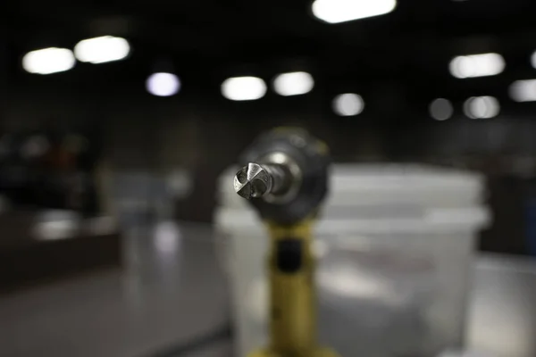 Wiertarka ręczna w warsztacie fabrycznym z selektywnym naciskiem na wiertło — Zdjęcie stockowe