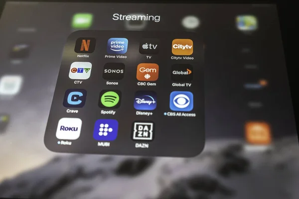 18 enero 2020 - Calgary Alberta Canadá - Ipad tablet con iconos para varios servicios de streaming de medios — Foto de Stock