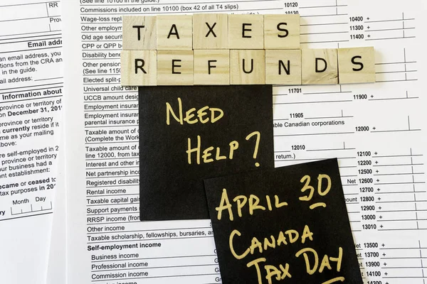 Nowe kanadyjskie formularze podatkowe i płytki listowe zawierające zwroty i podatki — Zdjęcie stockowe