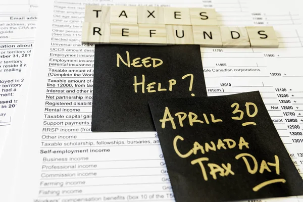 Novas formas de imposto pessoal canadense e telhas de cartas mostrando reembolsos e impostos — Fotografia de Stock