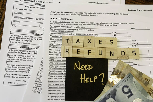 Nuevos formularios de impuestos personales y fichas de cartas canadienses que muestran devoluciones e impuestos — Foto de Stock