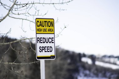 2 Nisan 2018 - Calgary Alberta, Kanada - Calgary Hız Azaltma İşareti