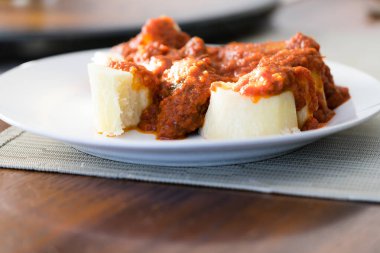 Baharatlı domates güveciyle Nijerya haşlanmış yer elması.