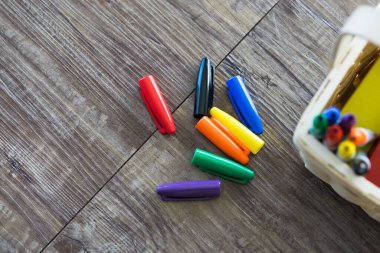 Renkli kalem uçları bir sepete doldur