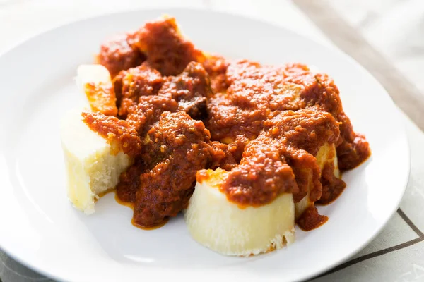 Baharatlı domates güveciyle Nijerya haşlanmış yer elması.