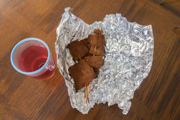 Nigerian Spicy Grilled Suya Pepper Beef - pečené maso s ledovým čajem — Stock fotografie