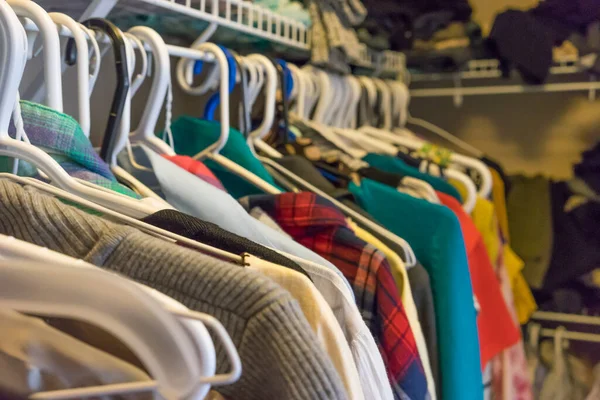 Одежда висит в шкафу дома — стоковое фото