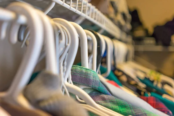 Одежда висит в шкафу дома — стоковое фото