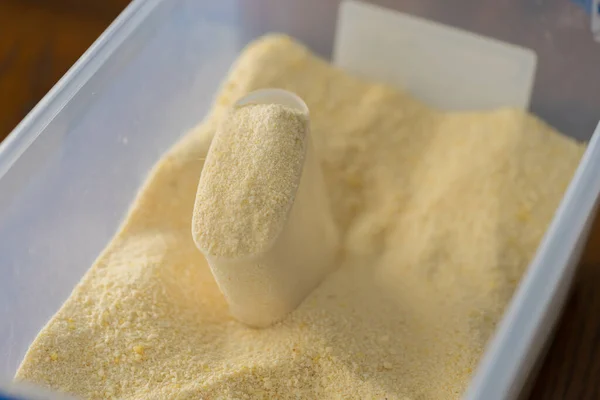 Nigeriaanse gele Garri in een schaal met maatbeker — Stockfoto