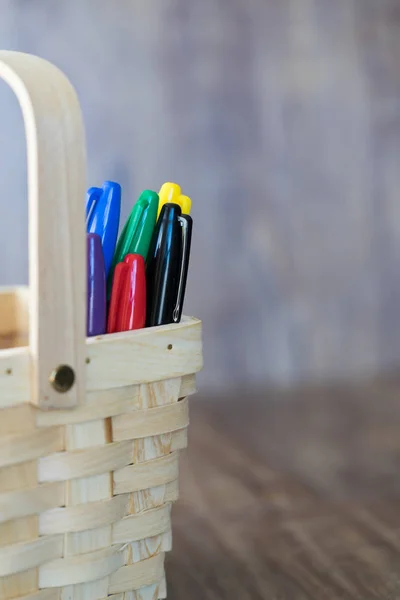 Bunte Sharpie-Kugelschreiberspitzen hautnah in einem Korb — Stockfoto